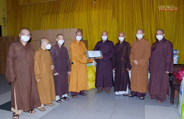 Đoàn thăm chùa Vĩnh Nghiêm Đoàn thăm chùa Vĩnh Nghiêm