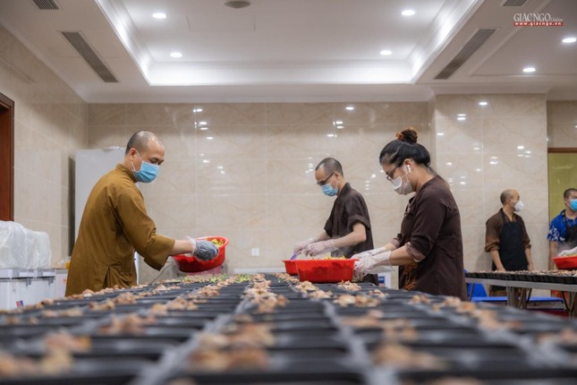 Tất cả Tăng chúng đều tham gia, cùng với một số Phật tử hỗ trợ