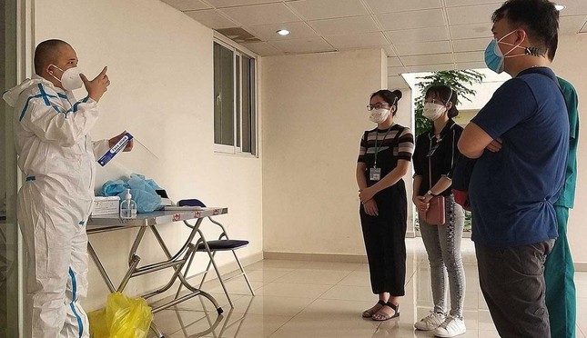 Tập huấn thao tác mặc - cởi đồ bảo hộ - Ảnh: Như Lịch