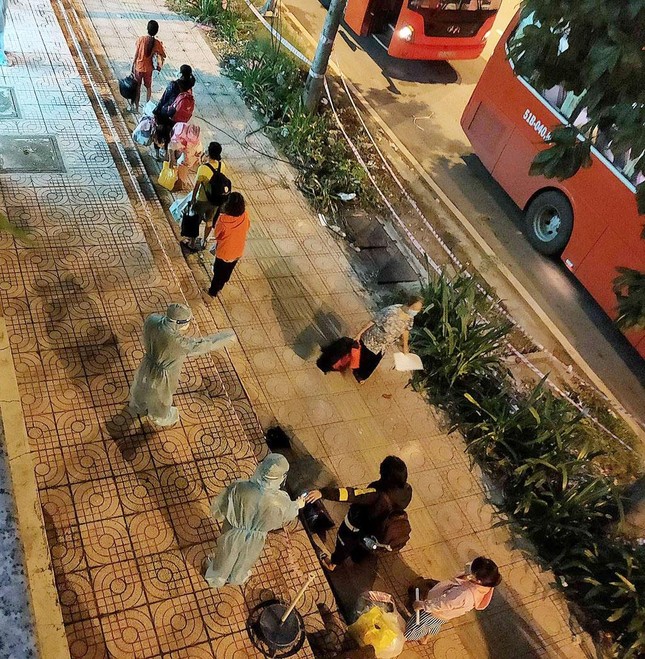 Tiếp nhận bệnh nhân Covid-19 vào ban đêm tại Bệnh viện dã chiến số 12 - Ảnh: Như Lịch