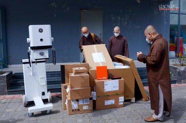 Quý Thượng tọa tiếp nhận, kiểm tra các linh kiện từ nhà phân phối