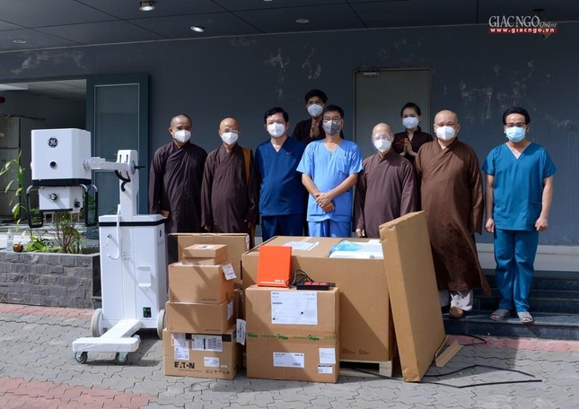 Chư tôn đức và các bác sĩ tại lễ bàn giao máy X-quang Brivo XR115