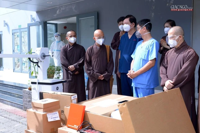 Chư tôn đức và Ban Giám đốc Bệnh viện