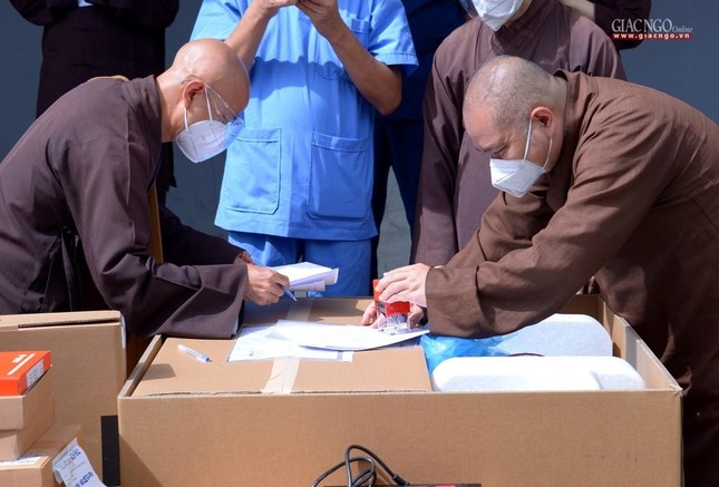 Sau khi tiếp nhận thông tin từ Ban Giám đốc hôm 2-9-2021, Trưởng lão Hòa thượng Thích Trí Quảng đã trực tiếp chỉ đạo nhanh chóng thực hiện sự hỗ trợ để kịp thời phục vụ công tác điều trị cho người nhiễm SARS CoV-2 tại đây