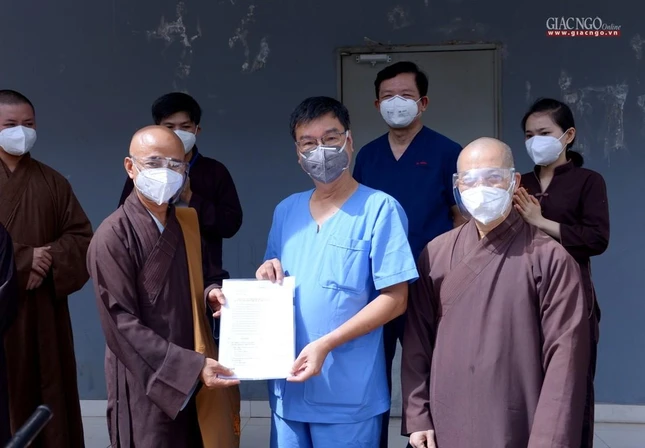 TS.BSCKII Nguyễn Thanh Vinh, Giám đốc Bệnh viện Dã chiến số 10 tiếp nhận biên bản bàn giao từ đại diện Ban Trị sự Phật giáo TP.HCM