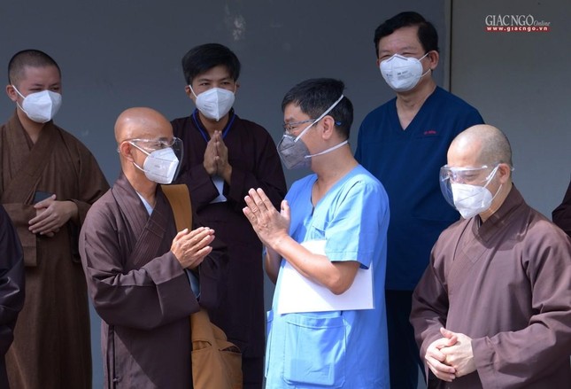 BS.Nguyễn Thanh Vinh bày tỏ niềm vui chung của đội ngũ bác sĩ đang làm nhiệm vụ điều trị bệnh nhân Covid-19 tại đây và kính gửi tri ân đến Trưởng lão Hòa thượng Thích Trí Quảng