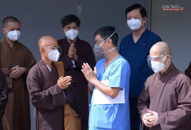BS.Nguyễn Thanh Vinh bày tỏ niềm vui chung của đội ngũ bác sĩ đang làm nhiệm vụ điều trị bệnh nhân Covid-19 tại đây và kính gửi tri ân đến Trưởng lão Hòa thượng Thích Trí Quảng