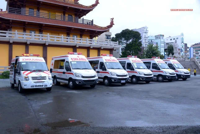 Trước đó, các xe cứu thương đã được Trưởng lão Hòa thượng Thích Trí Quảng chú nguyện và tặng kim thân Đức Bồ-tát Quán Thế Âm cầu an lành đến với tất cả