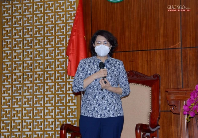 Bà Tô Thị Bích Châu thông tin về tình hình dịch bệnh và những đóng góp của toàn xã hội, trong đó có tôn giáo cho công tác phòng, chống dịch Covid-19