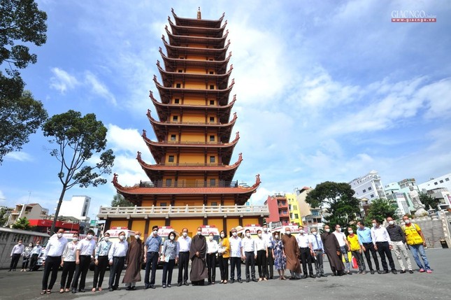 Buổi lễ trao tặng xe tổ chức tại Việt Nam Quốc Tự