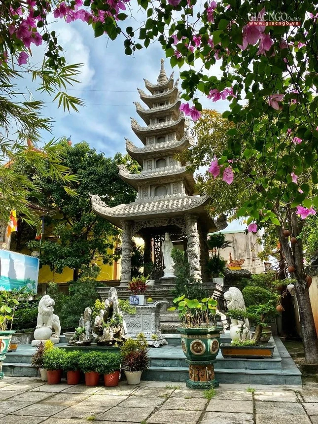 Bảo tháp Hòa thượng trong khuôn viên chùa Bát Nhã Bảo tháp Hòa thượng trong khuôn viên chùa Bát Nhã