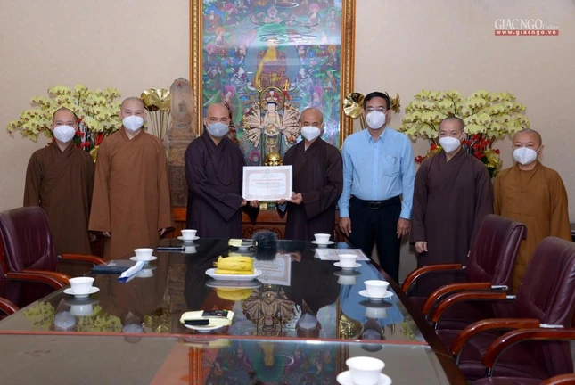 Tặng Bằng tuyên dương công đức đến chùa Vĩnh Nghiêm