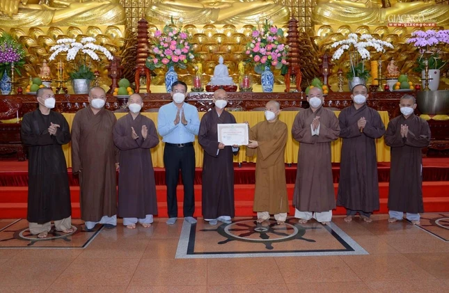 Trao Bằng tuyên dương công đức và tịnh tài đến chùa Giác Ngộ