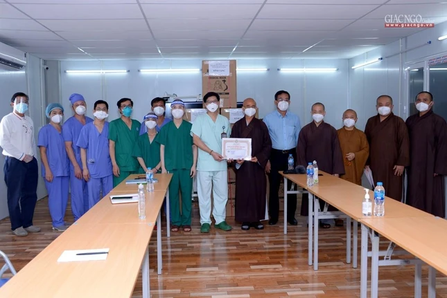 Trao Bằng tuyên dương công đức đến TS.BS Lưu Quang Thùy, Phó Giám đốc Trung tâm Gây mê và Hồi sức Ngoại khoa Bệnh viện Hữu nghị Việt Đức, Phó Giám đốc Trung tâm Hồi sức tích cực người bệnh Covid-19