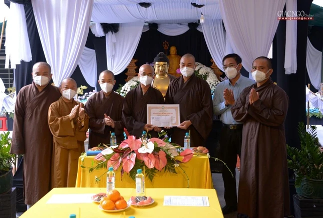 Tặng Bằng tuyên dương công đức và tịnh tài đến chùa Tường Nguyên
