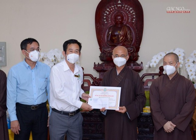 Trao Bằng tuyên dương công đức đến Thầy thuốc ưu tú, BSCKII Trần Văn Khanh, Giám đốc Bệnh viện Lê Văn Thịnh, Giám đốc Bệnh viện Dã chiến số 3