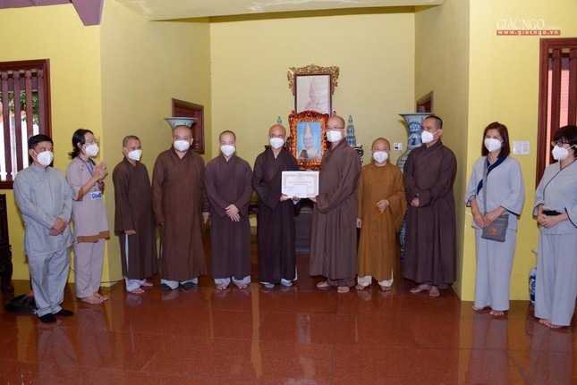 Tặng Bằng tuyên dương công đức đến Đại đức trụ trì chùa Nam Thiên Nhất Trụ (TP.Thủ Đức)
