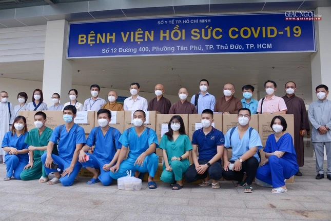 Cùng với lãnh đạo và tình nguyện viên tại Bệnh viện Hồi sức Covid-19 lớn nhất TP.HCM