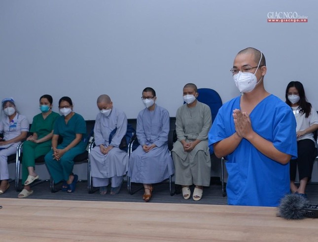 Đại đức Thích Chúc Khai thay mặt các tình nguyện viên là Tăng Ni, Phật tử phát biểu tri ân nhân duyên được làm công việc ý nghĩa, cơ hội để người xuất gia thực tập hạnh từ bi