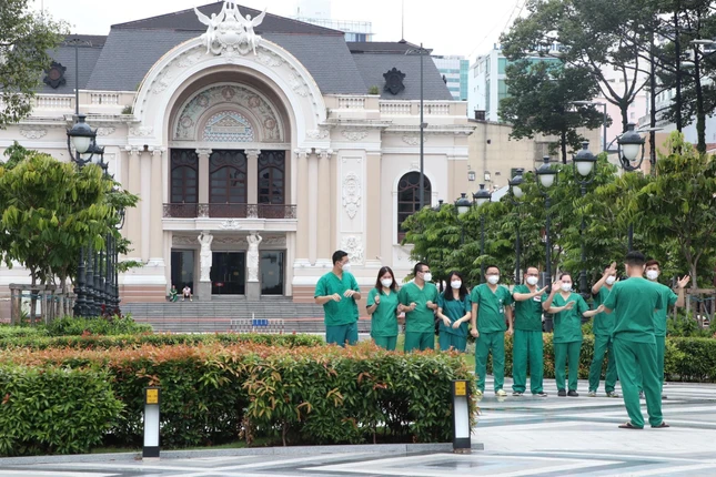 Đội ngũ tuyến đầu tranh thủ ngày 30-9-2021 để giữ lại khoảnh khắc đặc biệt nơi thành phố này