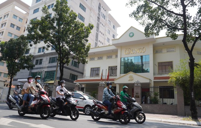 Con đường Nguyễn Đình Chiểu trước trụ sở tòa soạn Báo Giác Ngộ đã rộn ràng trở lại - Ảnh: Như Danh