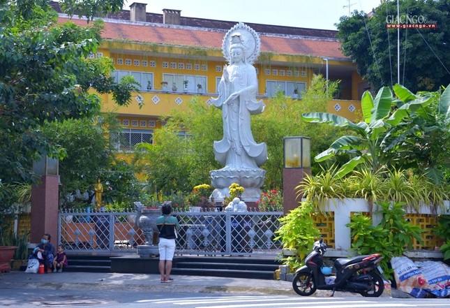 Chùa Xá Lợi chưa mở cửa nhưng người dân có thể đến cầu nguyện trước tượng đài Bồ-tát Quán Thế Âm lộ thiên