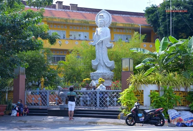 Chùa Xá Lợi chưa mở cửa nhưng người dân có thể đến cầu nguyện trước tượng đài Bồ-tát Quán Thế Âm lộ thiên