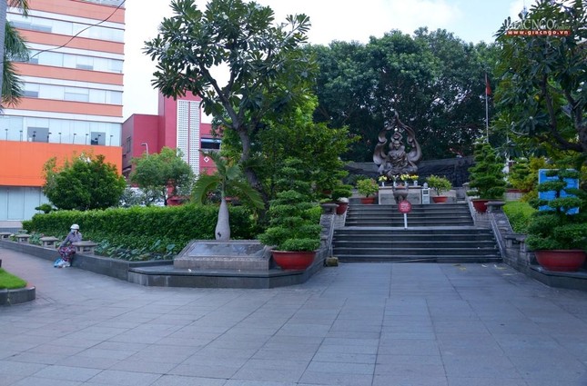 Tượng đài Bồ-tát Thích Quảng Đức (góc đường Nguyễn Đình Chiểu - Cách Mạng Tháng 8, Q.3) đã được tháo gỡ rào chắn hạn chế người vào trước đó