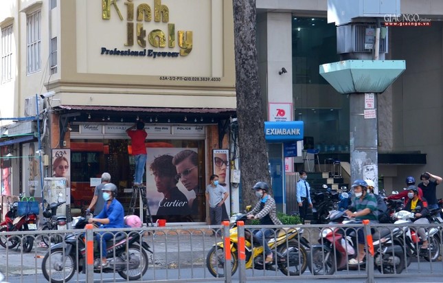 Người dân được yêu cầu không tự ý đi xe cá nhân ra khỏi địa bàn TP.HCM, khi thực sự cần thiết thực hiện theo quy định của Sở Giao thông Vận tải. Nếu đi xe cá nhân cũng sẽ không qua được các chốt kiểm soát liên tỉnh