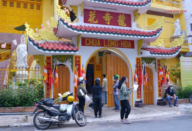 Người dân đến liên lạc để gửi tro cốt thân nhân qua đời vì Covid-19 tại chùa Long Hoa (Q.10), cơ sở tự viện được Giáo hội TP.HCM chỉ định tiếp nhận thờ tạm tro cốt đồng bào