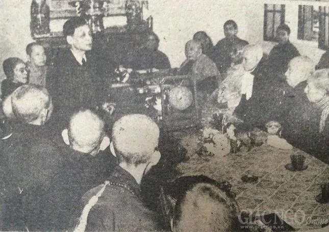 Ông Hoàng Tùng, Ủy viên Trung ương Đảng, Trưởng ban Tuyên huấn Trung ương thăm và nói chuyện về tình hình đất nước với Ban Vận động tại chùa Quán Sứ - Ảnh Tư liệu của Báo Giác Ngộ