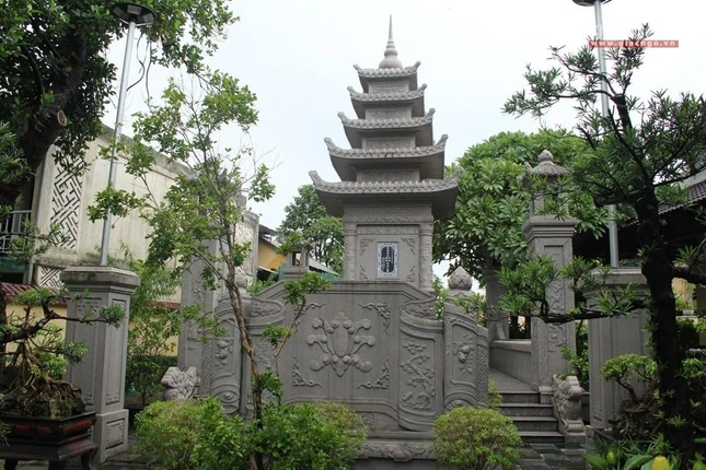 Bảo tháp lưu lưu giữ một phần xá-lợi ngài sau chùa Từ Đàm