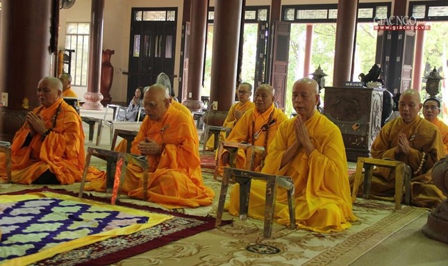 Chư Tăng các tự viện hiện diện đảnh lễ, cùng tụng kinh Di giáo tưởng niệm tại chùa Từ Đàm