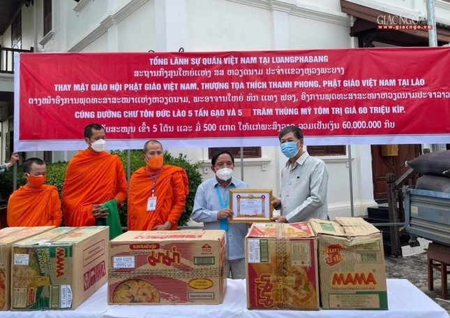 Dịp này, Ban Từ thiện - Xã hội GHPGVN TP.HCM trao tặng 10 tấn gạo và 1.000 thùng mì - Ảnh: CTV Dịp này, Ban Từ thiện - Xã hội GHPGVN TP.HCM trao tặng 10 tấn gạo và 1.000 thùng mì - Ảnh: CTV