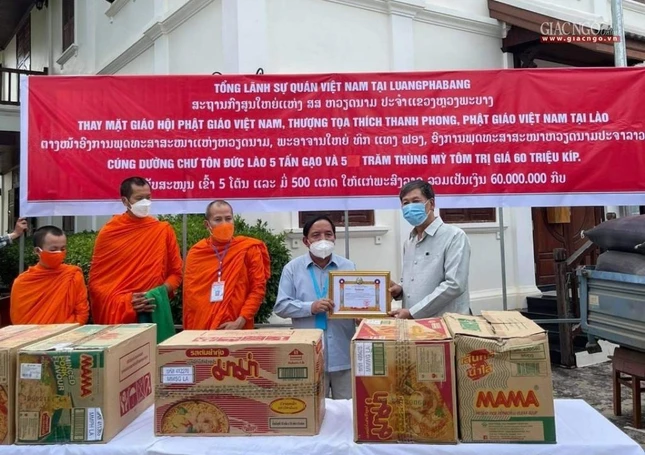 Dịp này, Ban Từ thiện - Xã hội GHPGVN TP.HCM trao tặng 10 tấn gạo và 1.000 thùng mì - Ảnh: CTV