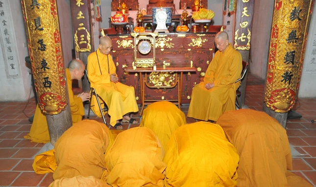 Chư vị giáo phẩm đến đảnh lễ tại chùa Viên Minh - Ảnh: Bảo Trinh