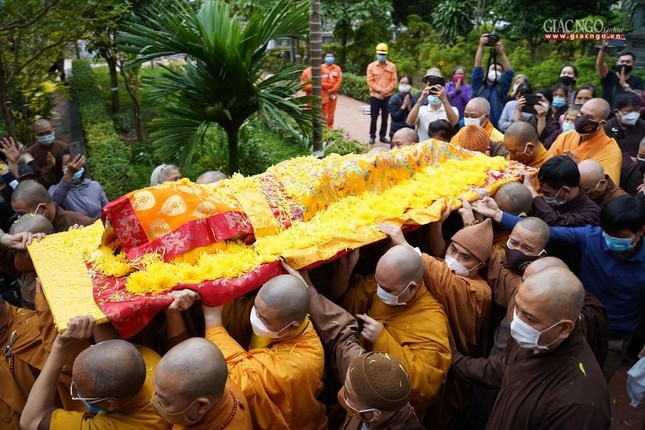 Cung thỉnh thân thân tứ đại của Đức Đệ tam Pháp chủ quang lâm Giác linh đường