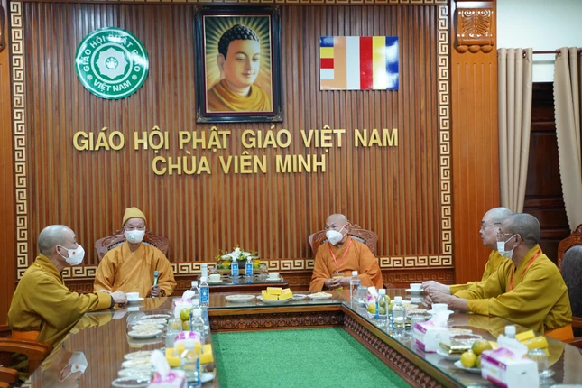 Gặp Hoà thượng Chủ tịch và chư Hoà thượng Phó Chủ tịch Hội đồng Trị sự - Ảnh: Bảo Trinh