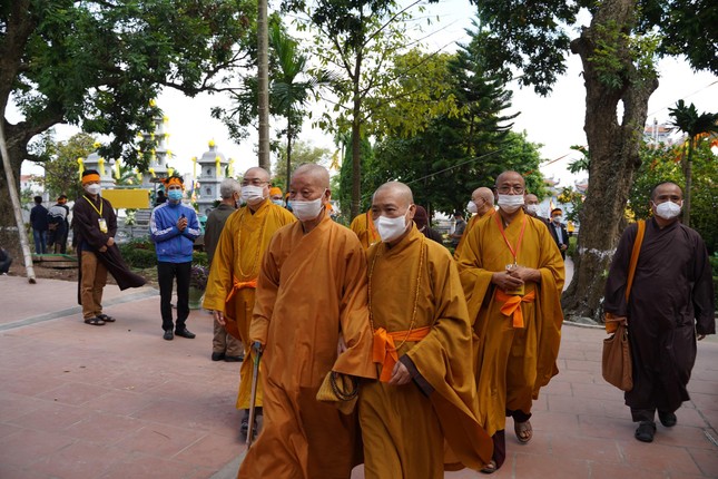 Trưởng lão Hoà thượng thăm bảo tháp nơi sẽ an trí kim quan của Đại lão Hoà thượng Thích Phổ Tuệ trong khuôn viên Tổ đình Viên Minh - Ảnh: Bảo Trinh