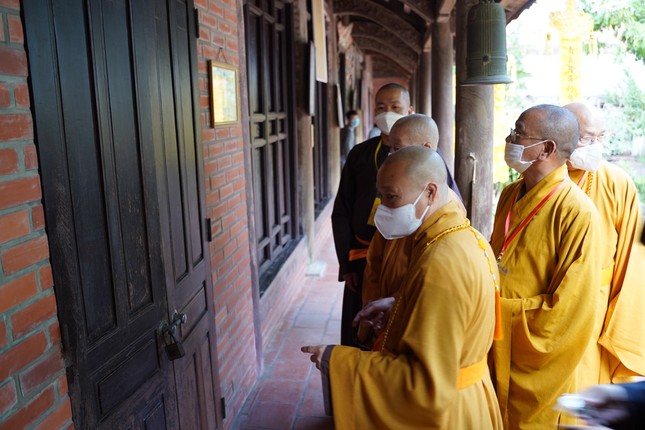 Trước căn phòng của Đại lão Hoà thượng bên cạnh Tổ đường