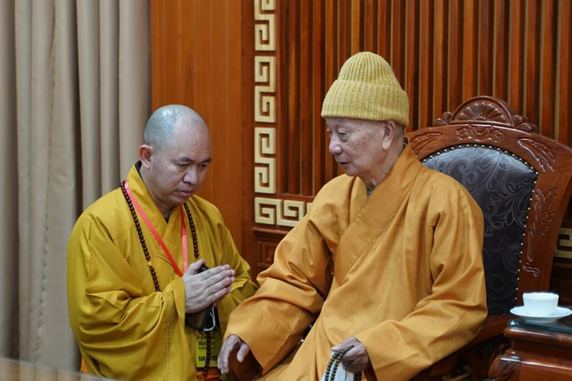 Trưởng lão Hoà thượng chỉ đạo một số công việc với Thượng toạ Thích Đức Thiện