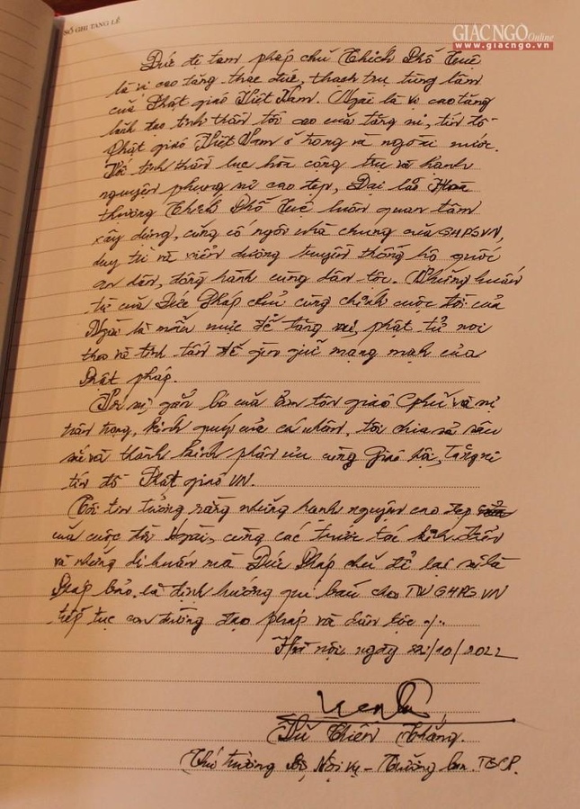 Ông Vũ Chiến Thắng ghi sổ tang viếng Đại lão Hòa thượng Thích Phổ Tuệ