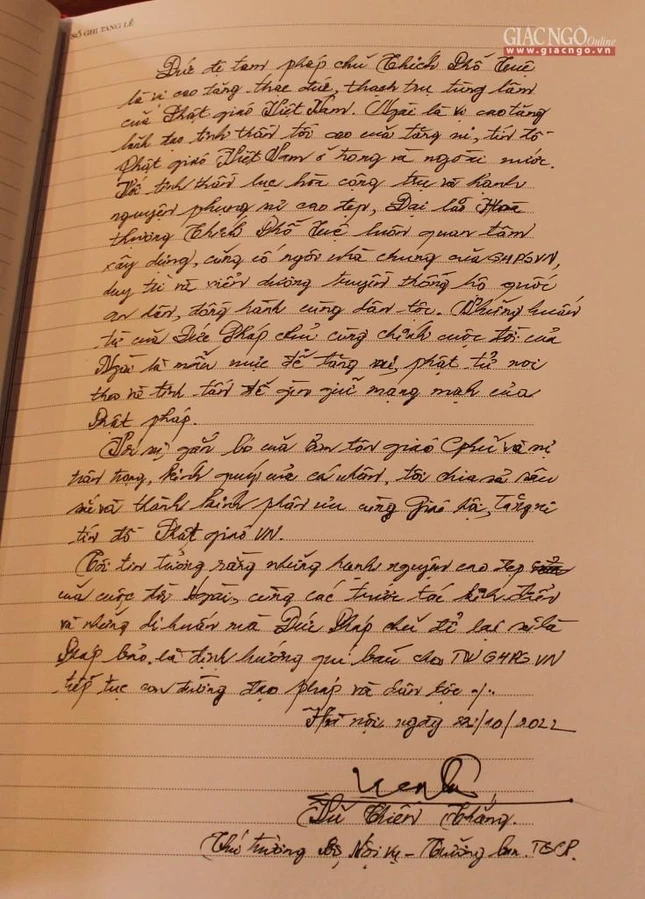 Ông Vũ Chiến Thắng ghi sổ tang viếng Đại lão Hòa thượng Thích Phổ Tuệ Ông Vũ Chiến Thắng ghi sổ tang viếng Đại lão Hòa thượng Thích Phổ Tuệ