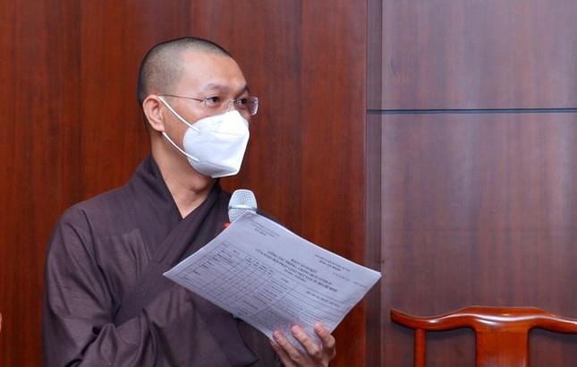 Đại đức Thích Minh Thật, Thư ký Ban Từ thiện - Xã hội Phật giáo TP.HCM thay mặt Thượng tọa Thích Thanh Phong báo cáo tại phiên họp
