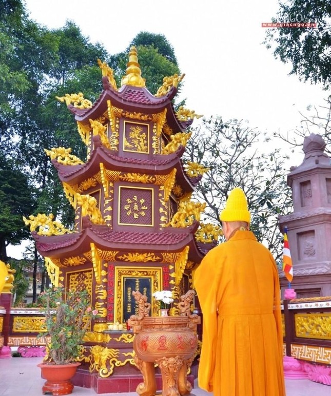 Trưởng lão Hòa thượng Thích Trí Quảng đảnh lễ chư vị Tổ sư trong vườn tháp thuộc tổ đình