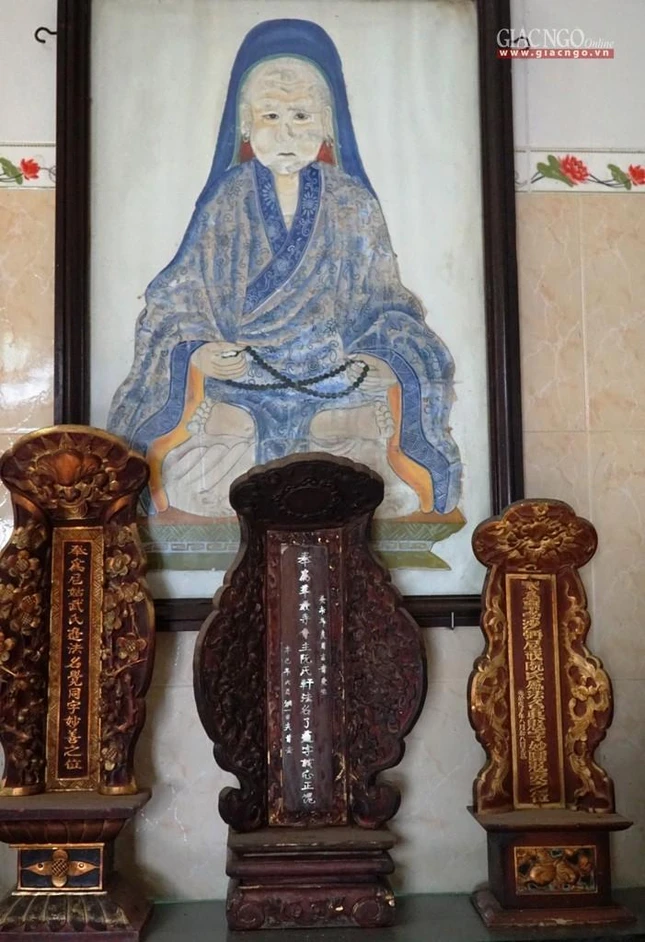 Hình ảnh và linh vị bà Nguyễn Thị Hiên thờ tại tổ đình