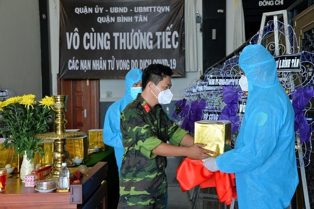 Đại úy Lê Công Tâm, Trợ lý tác huấn Ban Chỉ huy Quân sự quận Bình Tân trao hũ cốt người dân tử nạn đến đại diện Ban Chỉ huy Quân sự địa phương Đại úy Lê Công Tâm, Trợ lý tác huấn Ban Chỉ huy Quân sự quận Bình Tân trao hũ cốt người dân tử nạn đến đại diện Ban Chỉ huy Quân sự địa phương