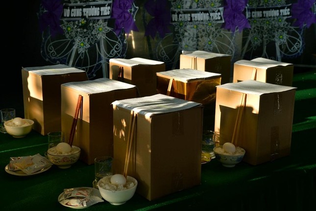 Hàng ngày, các quân nhân lo việc cúng cơm cho người đã khuất chu đáo Hàng ngày, các quân nhân lo việc cúng cơm cho người đã khuất chu đáo