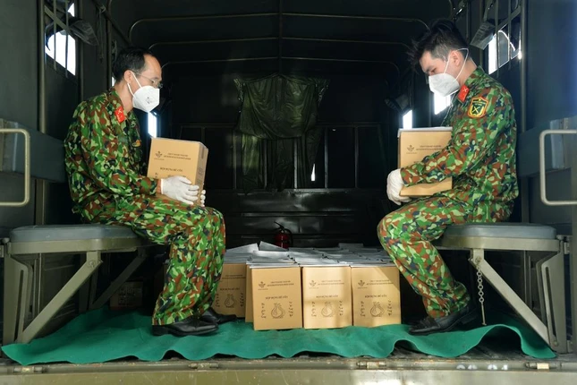 Trên chuyến xe đón tro cốt đồng bào từ các trung tâm hỏa táng