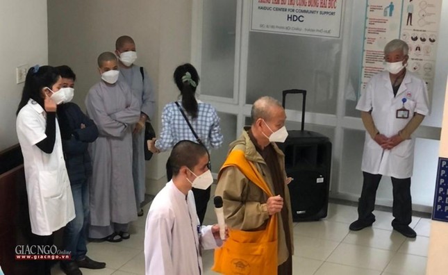 Hòa thượng Giám đốc- BS.Thích HảI Ấn trực tiếp chỉ đạo, kiểm tra phòng điều trị bệnh nhân Covid-19